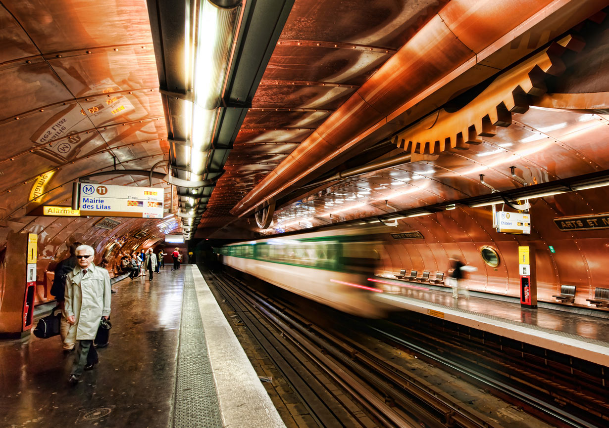 Станция-метро-Искусств-и-ремёсел,-Париж,-Франция